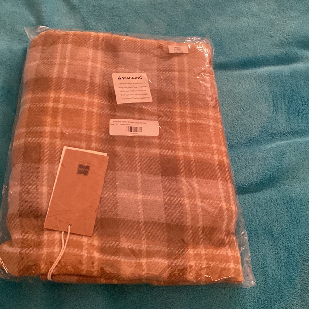 Brand new in packaging Tuckernuck Telnet Double Sided Poncho - Picture 3 of 5